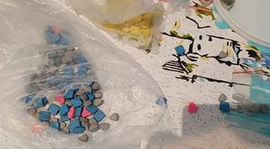 kolorowe tabletki w kilku woreczkach strunowych leżą na stoliku