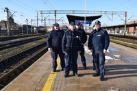 Dwóch policjantów i trzech funkcjonariuszy Straży Ochrony Kolei na peronie dworca PKP