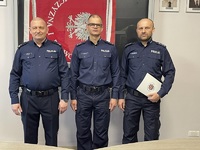 Trzech policjantów w mundurach służbowych.