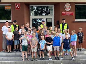 zdjęcie grupowe dzieci druga klasa i policjanci