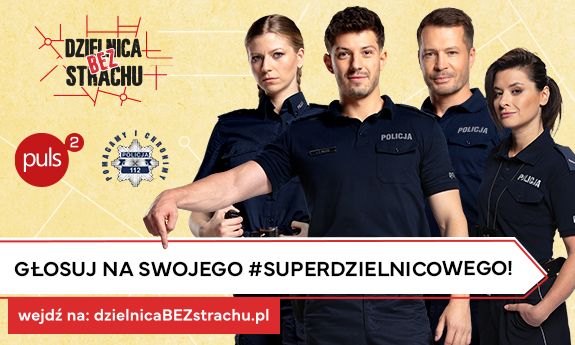 Czterech policjantów: kobiety i mężczyźni.