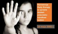Plakat kobieta z wyciągnięta ręką.