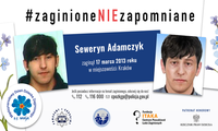 Na zdjęciu z lewej strony 16-latek z ciemnymi włosami. Z prawej strony ten sam mężczyzna, 11 lat starszy.