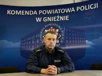 Policjant siedzi przy stole