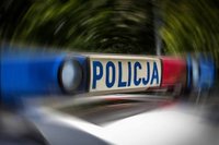 Dach radiowozu z deską na sygnały świetlne i napisem Policja.