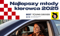 Zdjęcie młodej kobiety za kierownicą.