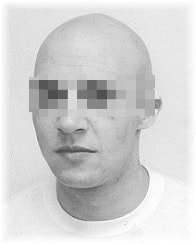 Zdjęcie czarno - białe, zdjęcie legitymacyjne. Mężczyzna łysy, przed trzydziestką, założony ma biały t shirt.