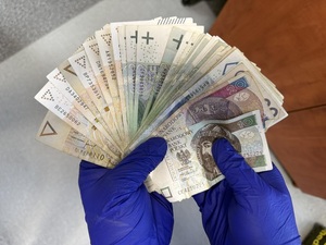 Około 4 tysięcy złotych w banknotach.