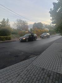 Policjant sprawdza trzeźwość kierowców na drodze.