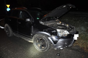 Ciemne auto z podniesioną maską.