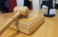 sędziowski, drewniany młotek i podstawa.