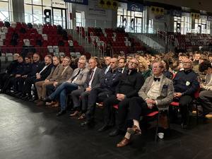 Kilkaset osób na hali.