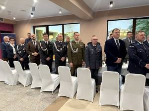 Kilka osób stoi przy świątecznym stole.