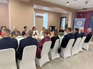 Osoby przy świątecznym stole.