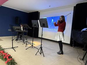 Dziewczynka podczas występu muzycznego.