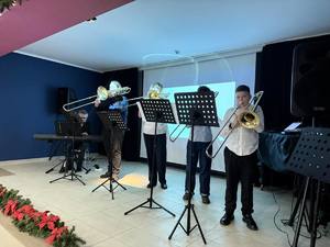 Występ muzyczny kilku osób.