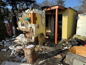 pomieszczenie gospodarcze po pożarze, widok z zewnątrz