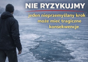 Mężczyzna na lodzie, w pobliżu przerębla w lodzie.