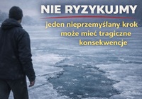 Mężczyzna na lodzie, w pobliżu przerębla w lodzie.