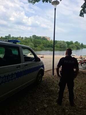 Policjant na tle akwenu wodnego.