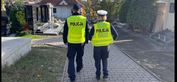Policjanci na cmentarzu.